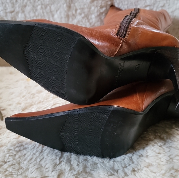 Boots and purse caramel color from Brazilian designer Marco Aurélio. - Picture 2 of 2